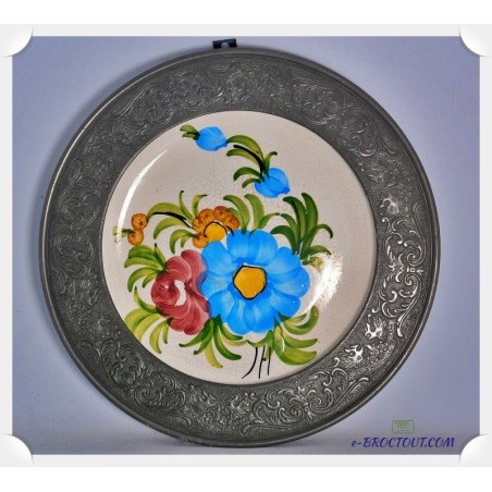 Assiette Décorative Ancienne En Faïence Et Jante En Étain - Bouquet Floral - Années 40-50