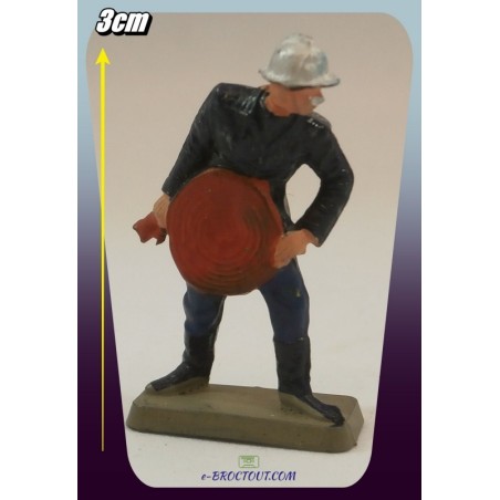 Pompier avec lance incendie