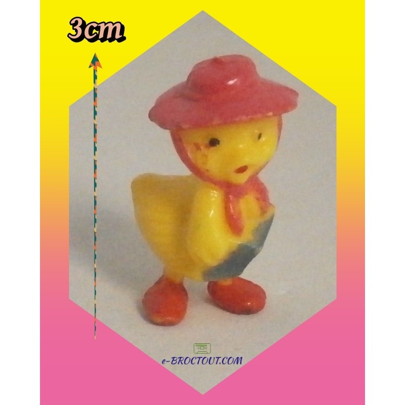 Figurine LES ANIMAUX DE LA FERME - Poussin jaune avec chapeau de paille