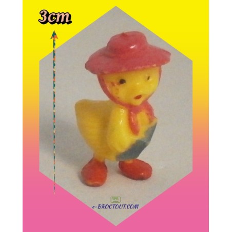 Figurine LES ANIMAUX DE LA FERME - Poussin jaune avec chapeau de paille