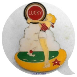Pin's Pin-Up Sexy Miss Lucky Strike À La plage - Eole -