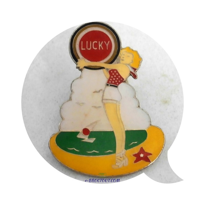 Pin's Pin-Up Sexy Miss Lucky Strike À La plage - Eole -